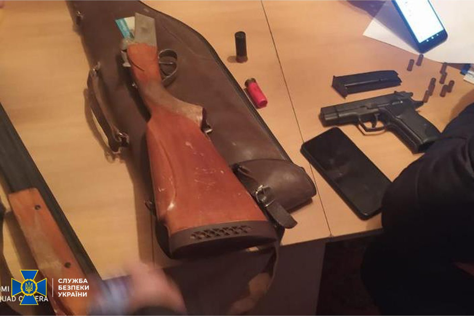 В Україні двоє чоловіків продавали підроблені стодоларові купюри з 50% знижкою 6