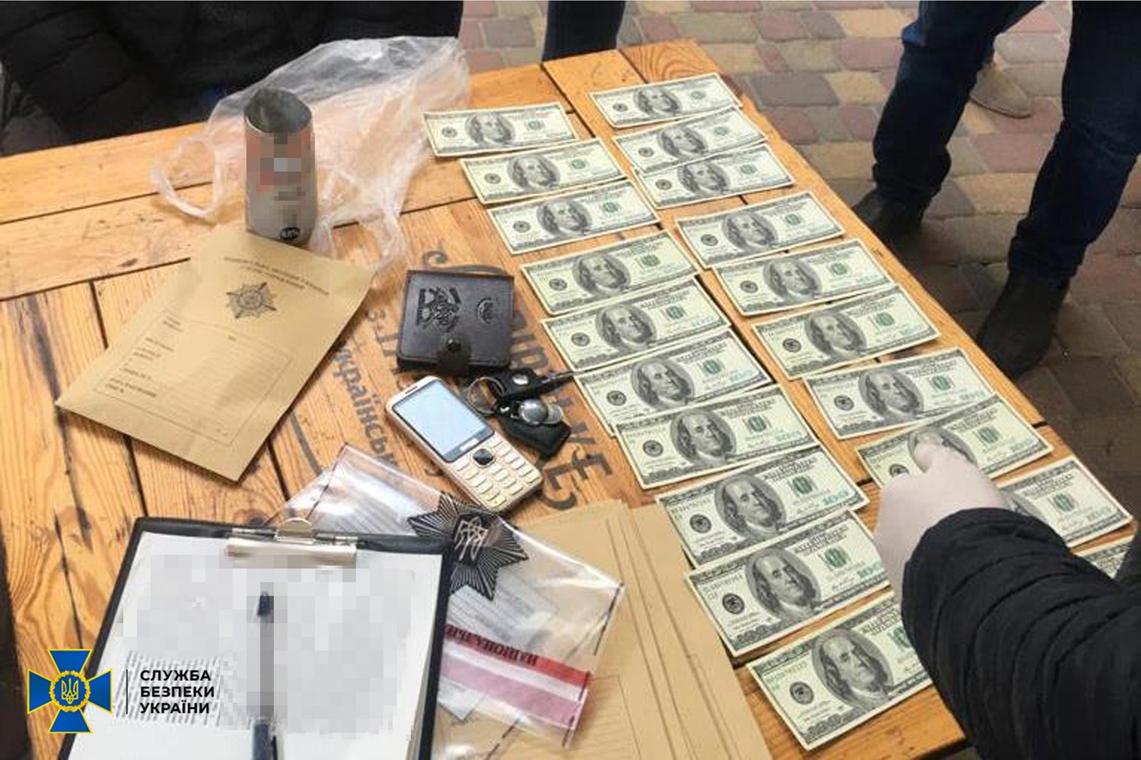 В Україні двоє чоловіків продавали підроблені стодоларові купюри з 50% знижкою 2