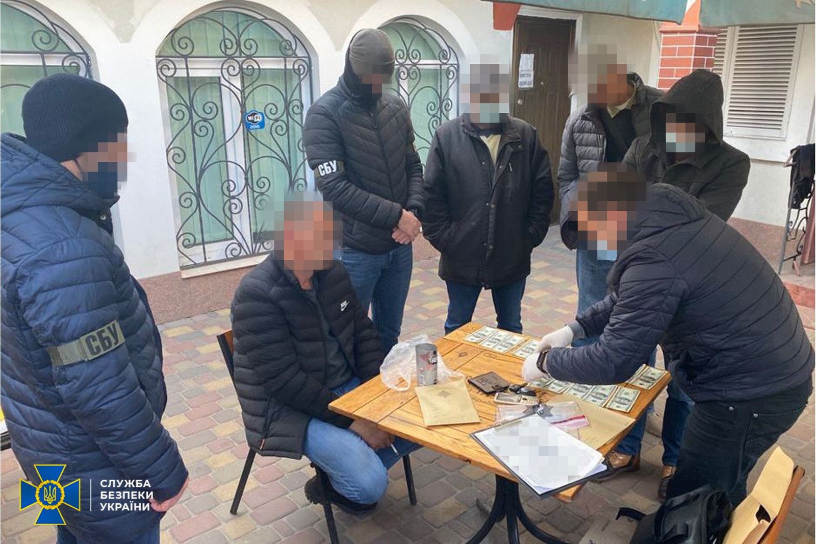 В Україні двоє чоловіків продавали підроблені стодоларові купюри з 50% знижкою 1