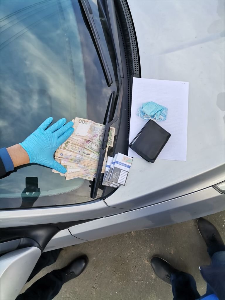 В Україні двоє чоловіків продавали підроблені стодоларові купюри з 50% знижкою 4