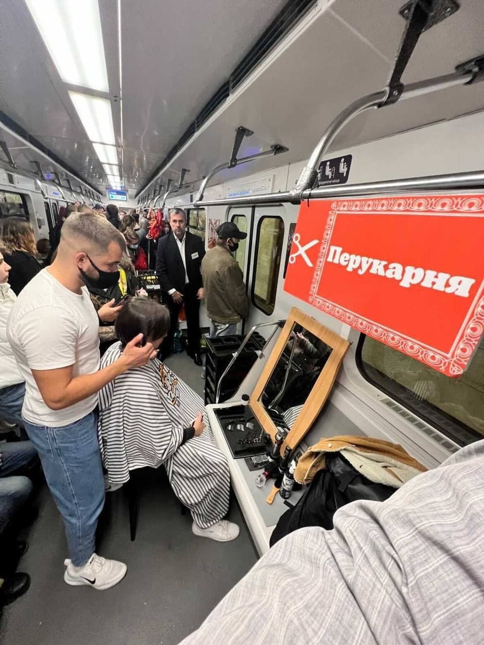 У Києві у вагонах метро стригли пасажирів і продавали овочі 1
