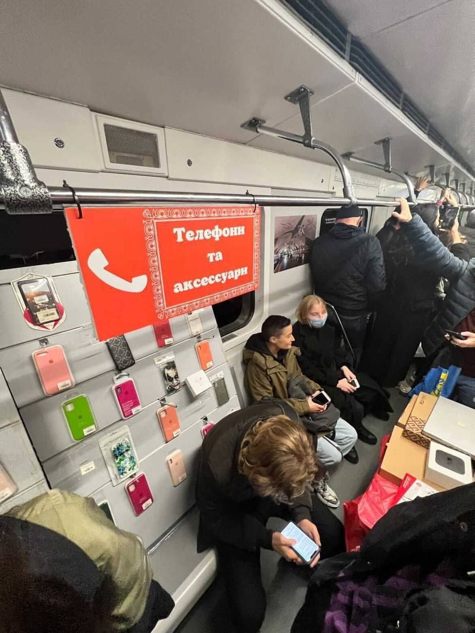 У Києві у вагонах метро стригли пасажирів і продавали овочі 5