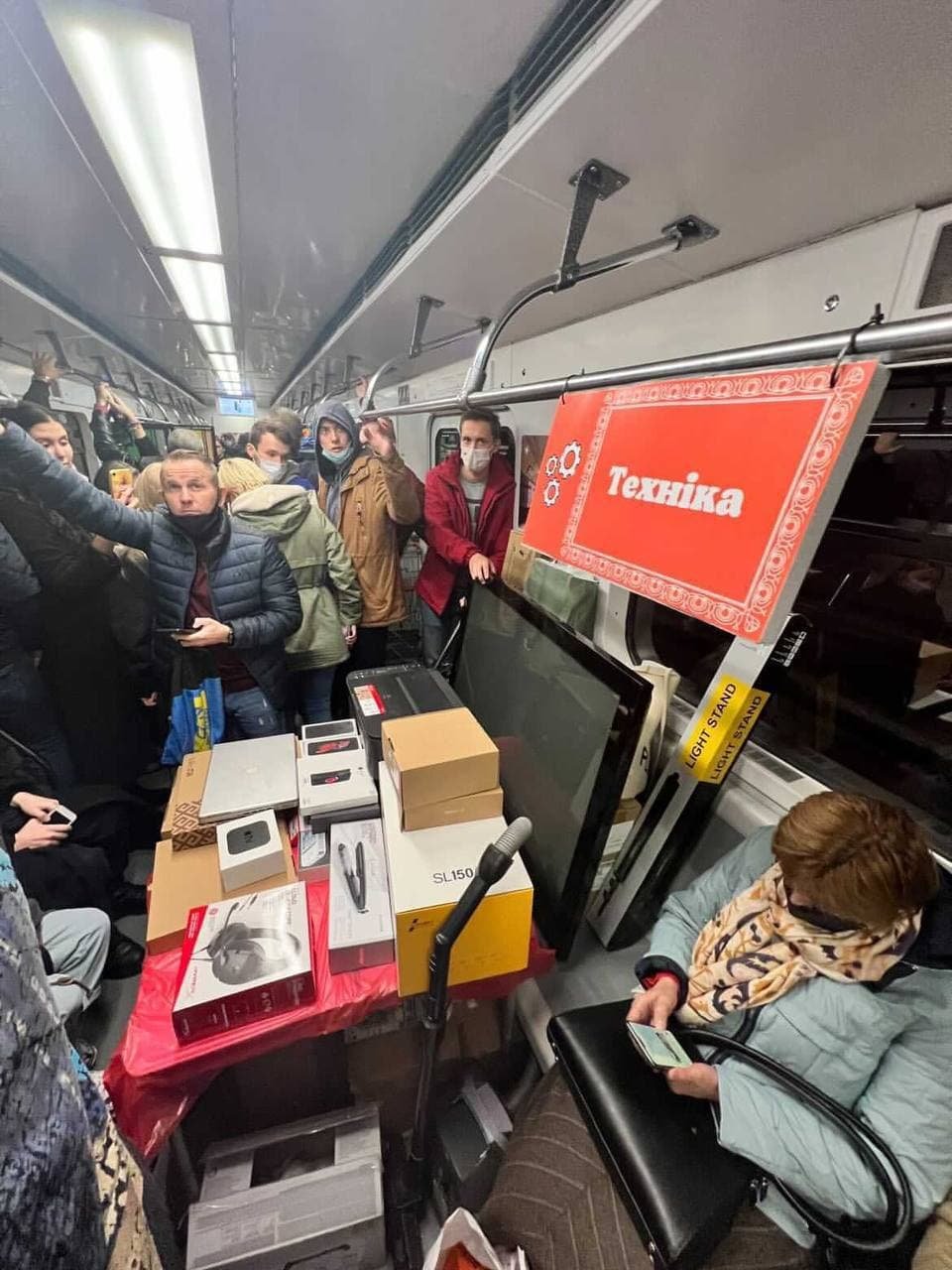 У Києві у вагонах метро стригли пасажирів і продавали овочі 6
