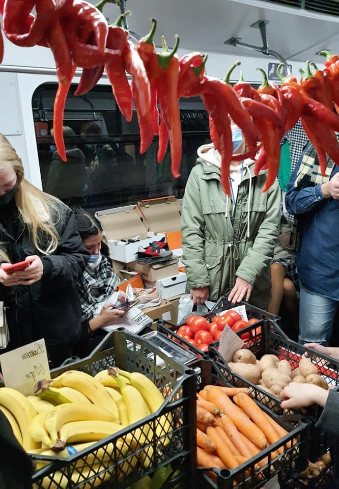 У Києві у вагонах метро стригли пасажирів і продавали овочі 7