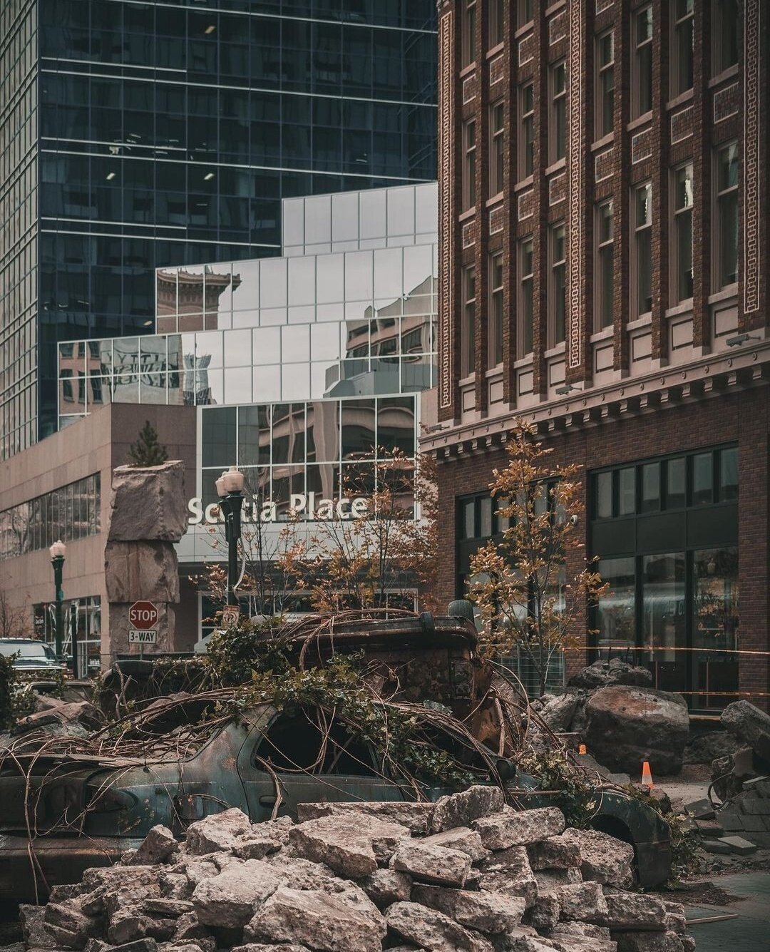 Появились новые фотографии со съёмок сериала по The Last of Us: Педро Паскаль в образе Джоэла попал в кадр 2
