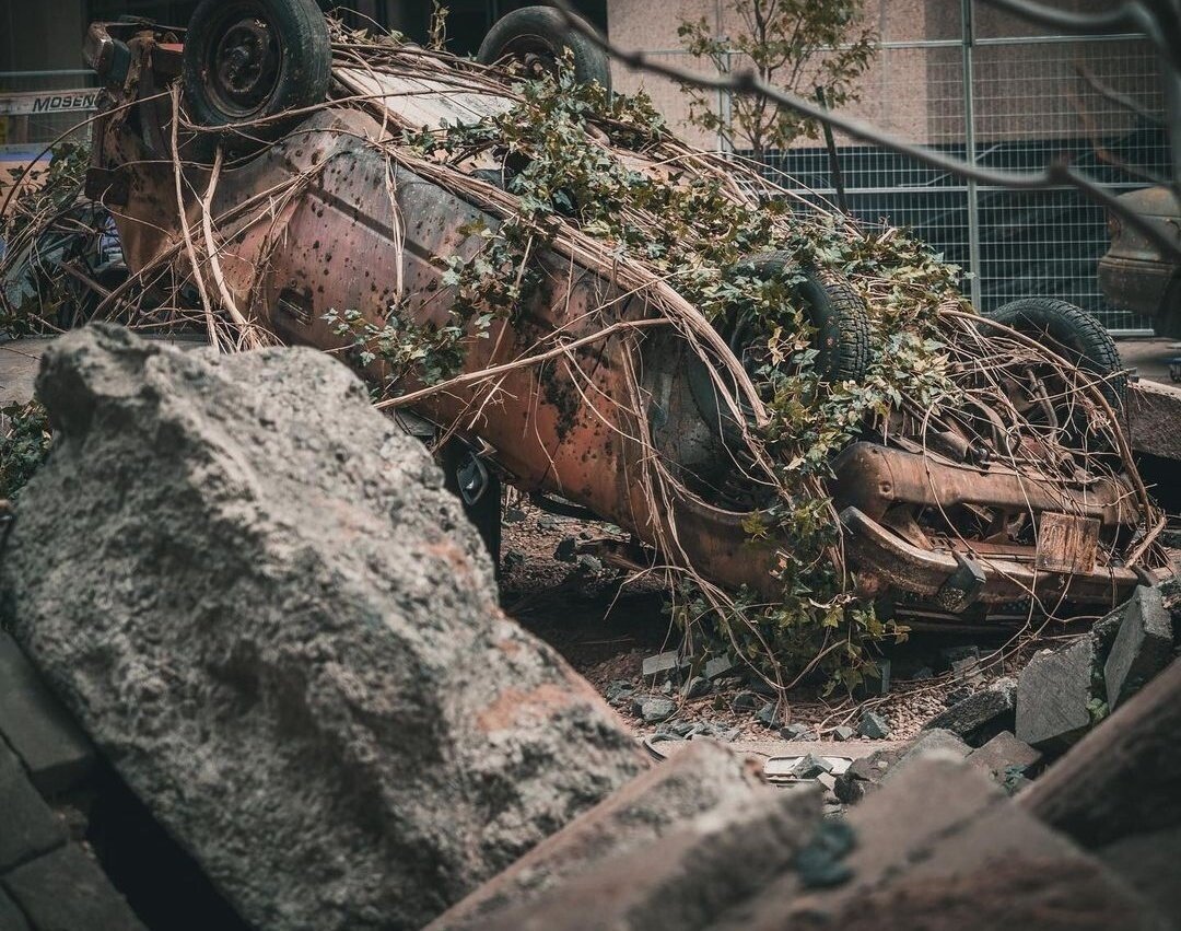 Появились новые фотографии со съёмок сериала по The Last of Us: Педро Паскаль в образе Джоэла попал в кадр 3