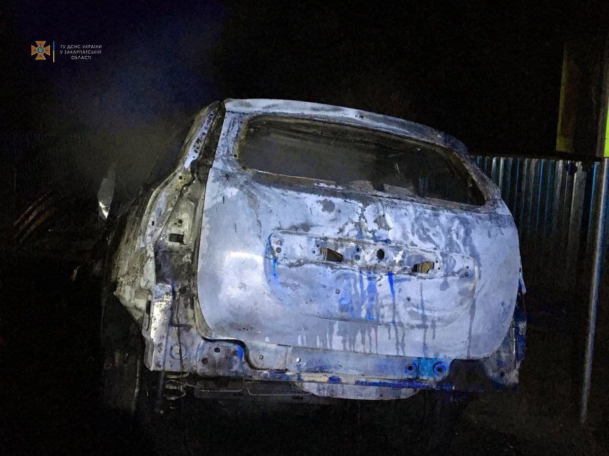 В Закарпатской области авто врезалось в эвакуатор и загорелось: четверо погибших, один пострадавший 7