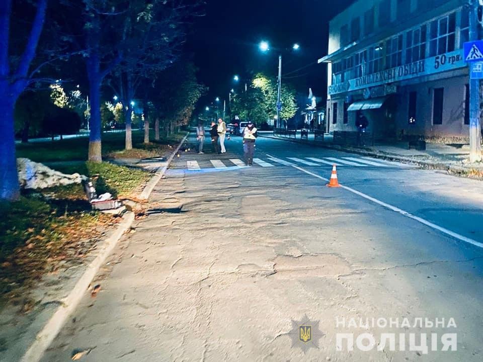 В Ивано-Франковской области мотоциклист сбил маму с ребёнком: 6-летняя девочка умерла по дороге в больницу 1