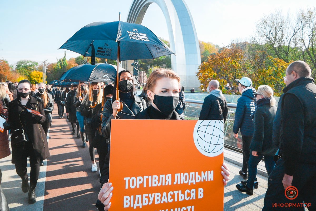 Українці під чорними парасольками протестували в центрі Києва проти работоргівлі 4