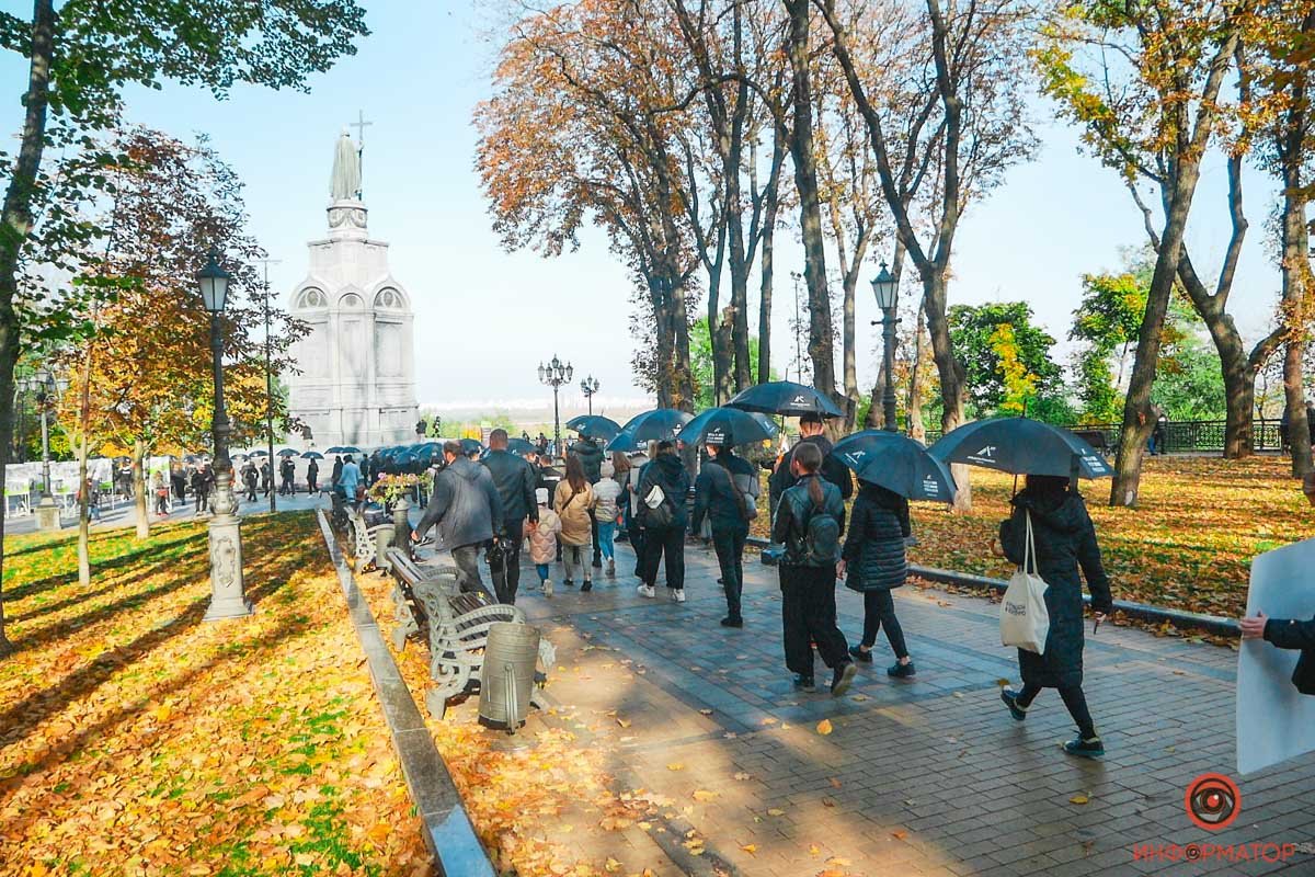 Українці під чорними парасольками протестували в центрі Києва проти работоргівлі 5