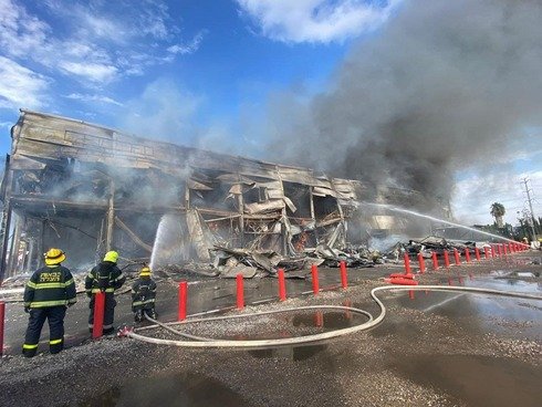 В Ізраїлі сталася масштабна пожежа в торговому центрі: частина будівлі обвалилася, є постраждалі 2