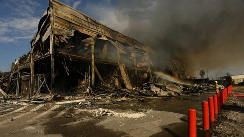В Ізраїлі сталася масштабна пожежа в торговому центрі: частина будівлі обвалилася, є постраждалі 4