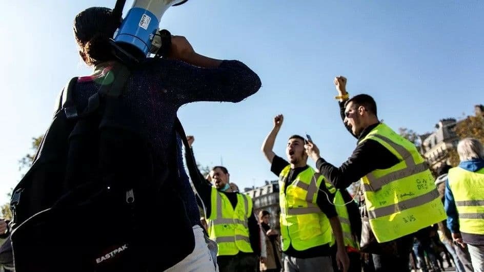 Во Франции на протесты против COVID-сертификатов вышли более 40 тысяч человек 1