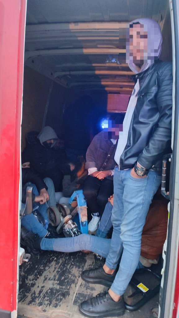 В Польше задержали украинца, который пытался вывезти нелегалов из Ирака в грузовике службы доставки 1