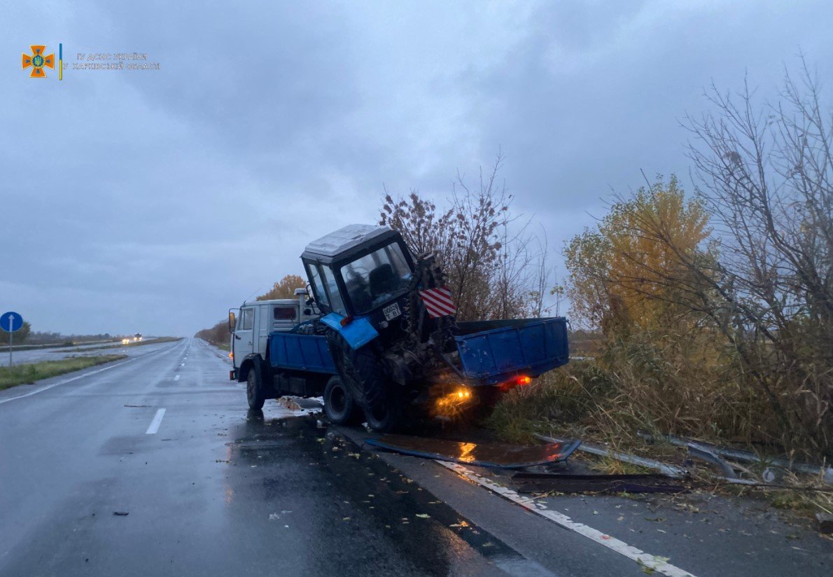 На трассе Харьков — Симферополь столкнулись микроавтобус и грузовик: три человека погибли и ещё трое травмированы 1