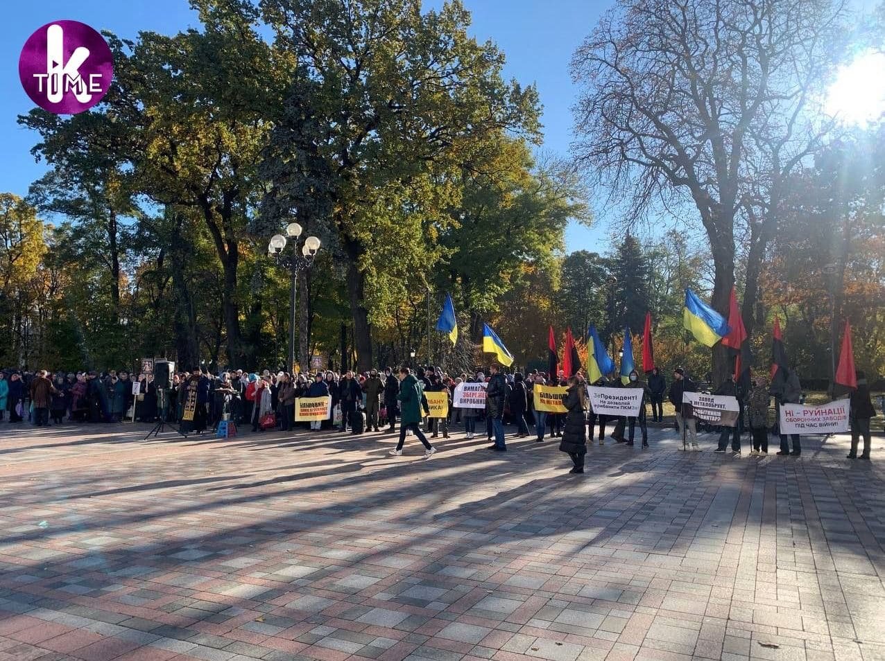 Сотни верующих вышли под Верховную Раду на молебен против вакцинации детей 3