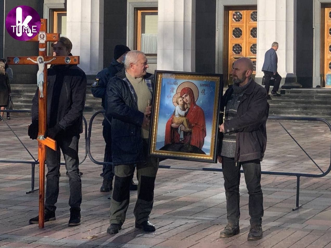 Сотни верующих вышли под Верховную Раду на молебен против вакцинации детей 1