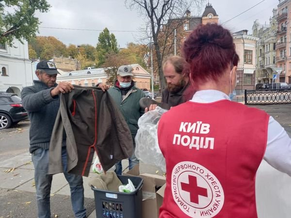У Києві щотижня роздають одяг тим, хто його потребує: як пожертвувати речі 1
