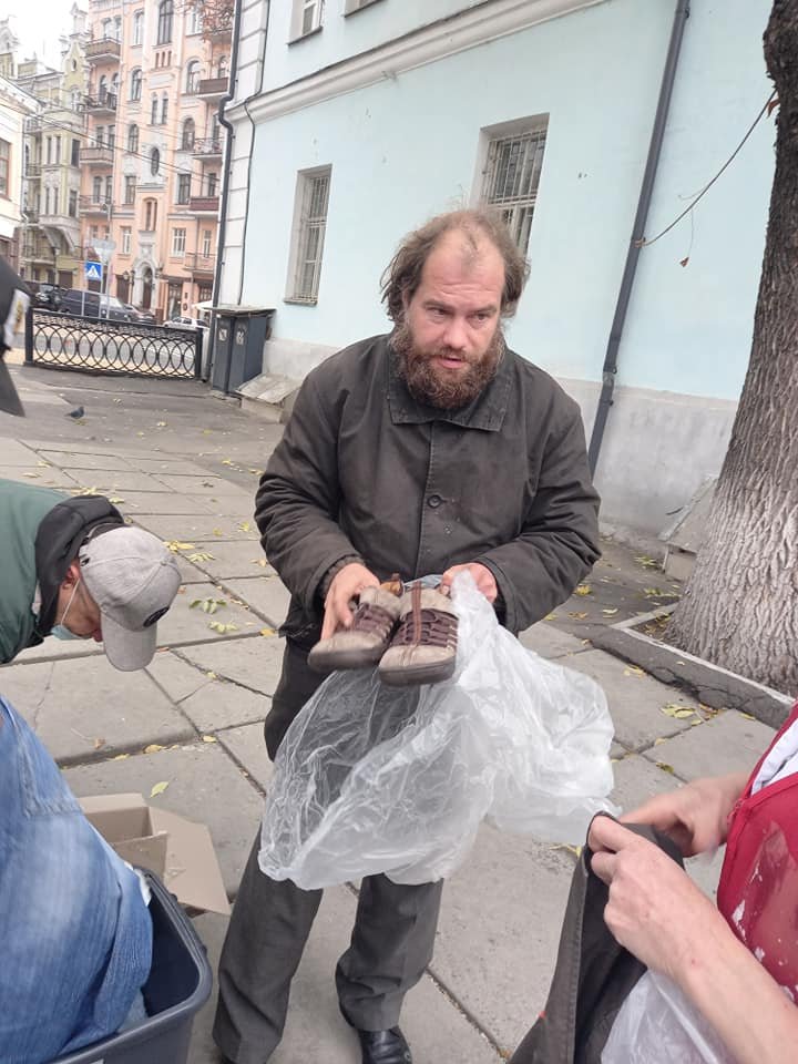 У Києві щотижня роздають одяг тим, хто його потребує: як пожертвувати речі 2