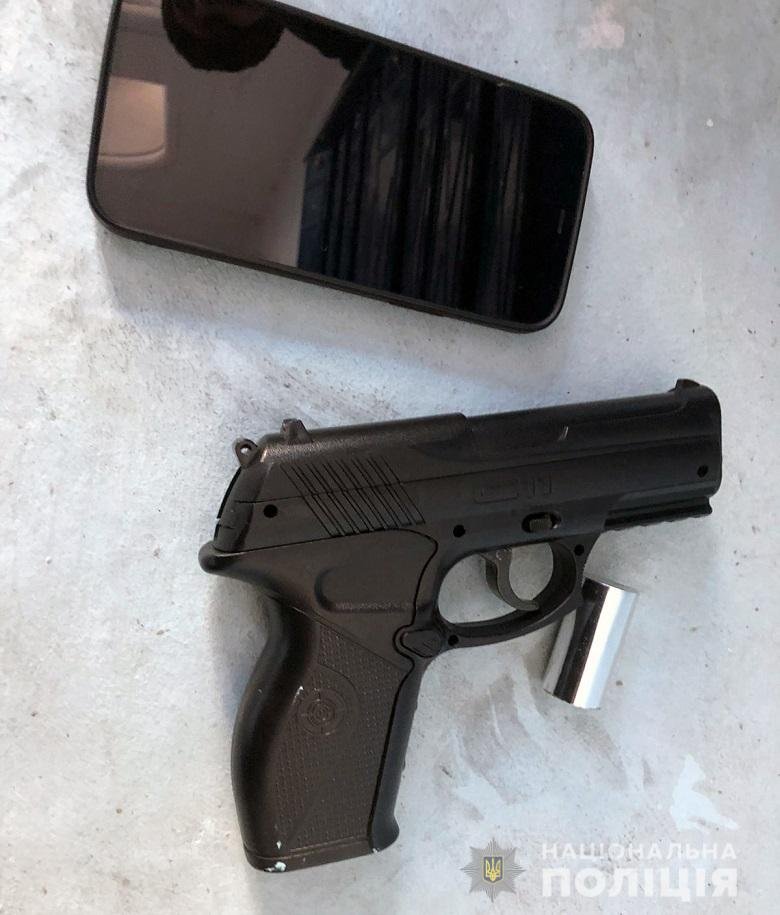 В Киеве вооружённый мужчина ворвался в приёмную депутата горсовета 2