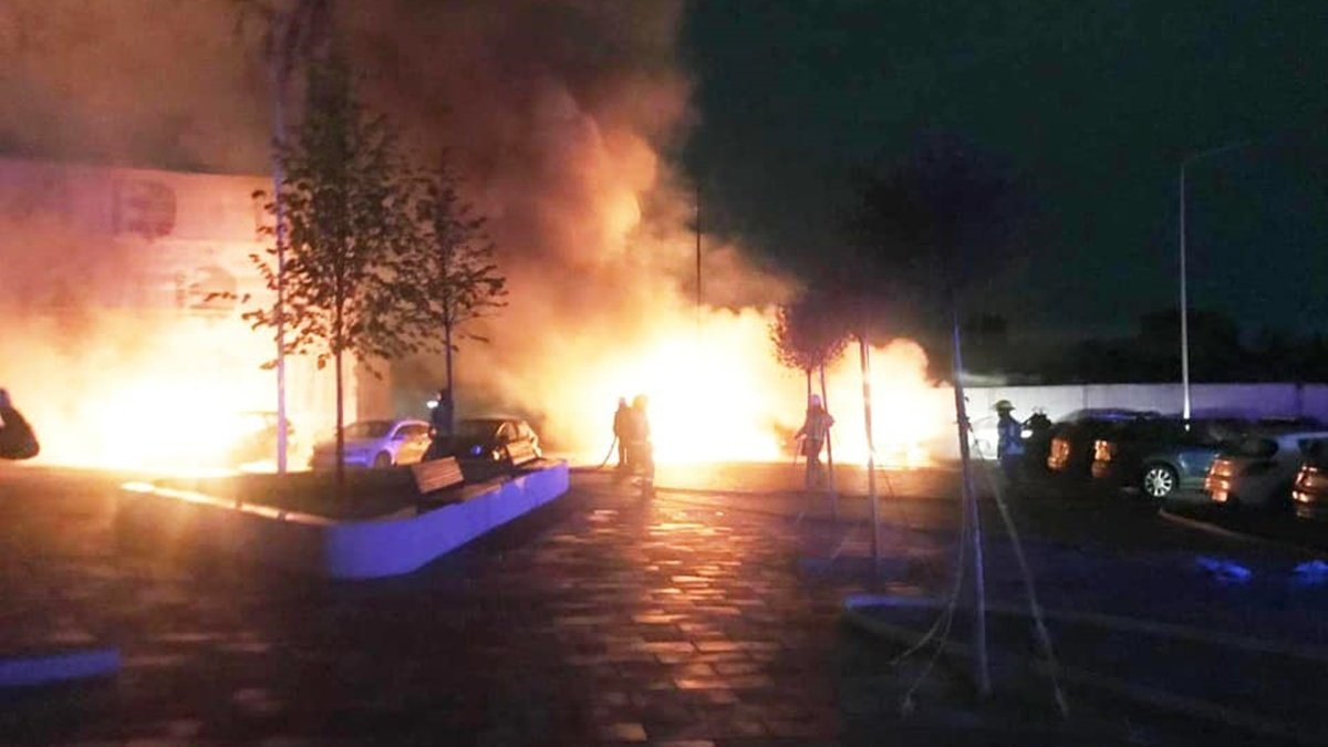 Под Киевом хозяйка салона красоты «заказала» поджог авто своей конкурентки: исполнители перестарались и сожгли шесть машин 2