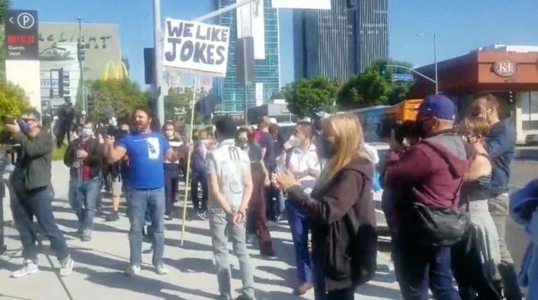 Сотрудники Netflix устроили забастовку около офиса компании из-за стэндапа Дэйва Шаппелла, где он шутил о трансгендерах 2