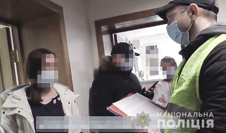 У Києві лікар лабораторії видавав клієнтам підроблені COVID-сертифікати 1