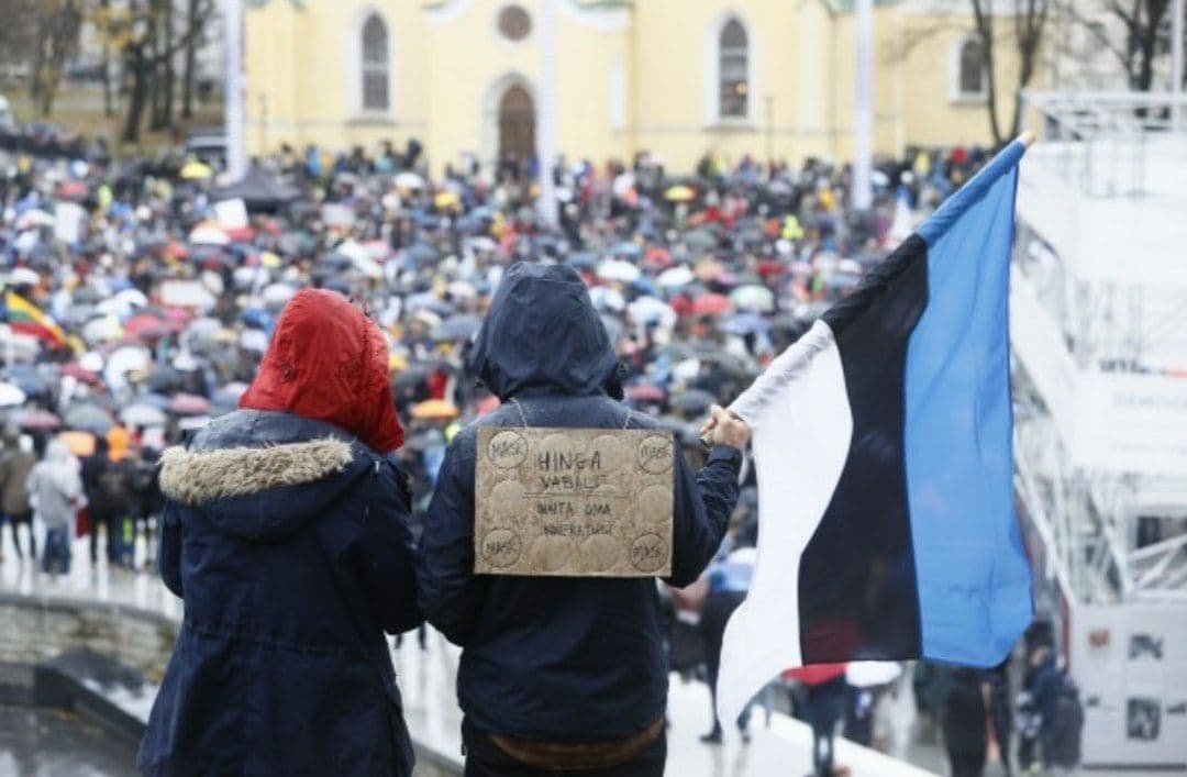 В Естонії тисячі людей вийшли на протести проти вакцинації та COVID-сертифікатів 1