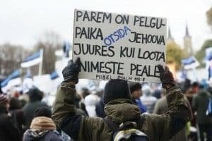 В Естонії тисячі людей вийшли на протести проти вакцинації та COVID-сертифікатів 4