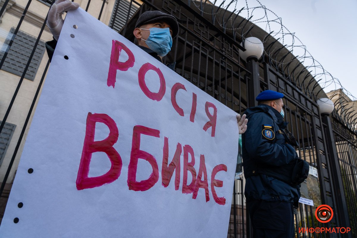 «Хватит делать из Донбасса концлагерь»: под посольством РФ активисты привлекают внимание к катастрофе на оккупированных территориях из-за COVID-19 1