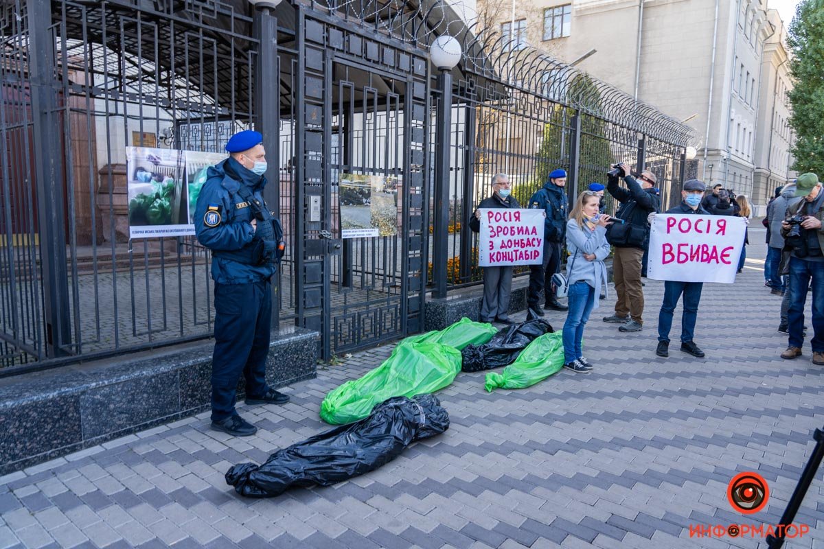 «Хватит делать из Донбасса концлагерь»: под посольством РФ активисты привлекают внимание к катастрофе на оккупированных территориях из-за COVID-19 3
