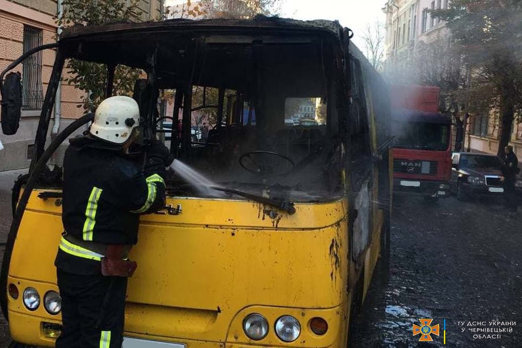 У Чернівцях на ходу спалахнув автобус з пасажирами 1