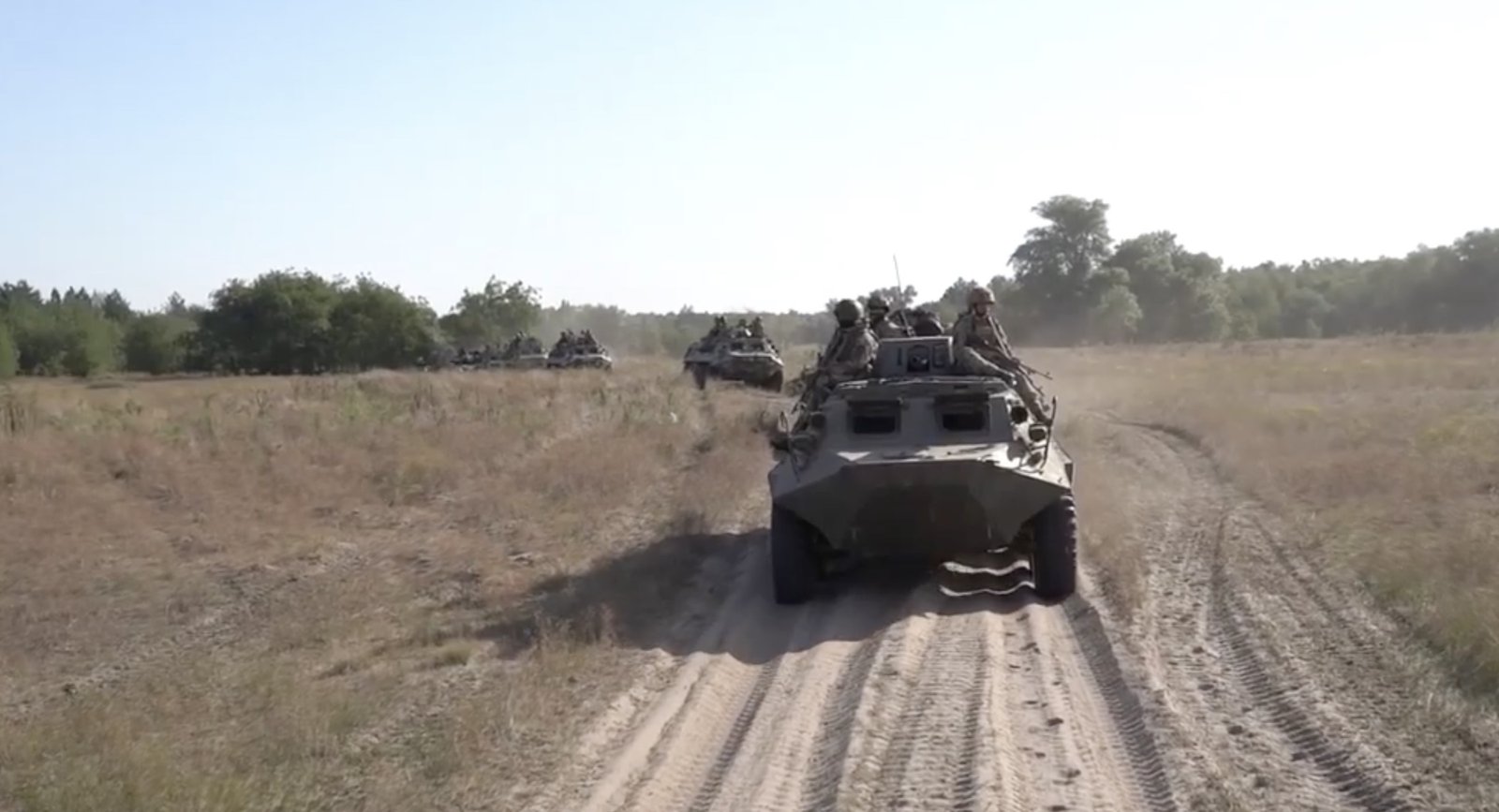 Украинские военные учились уничтожать вражеский десант возле Крыма 4