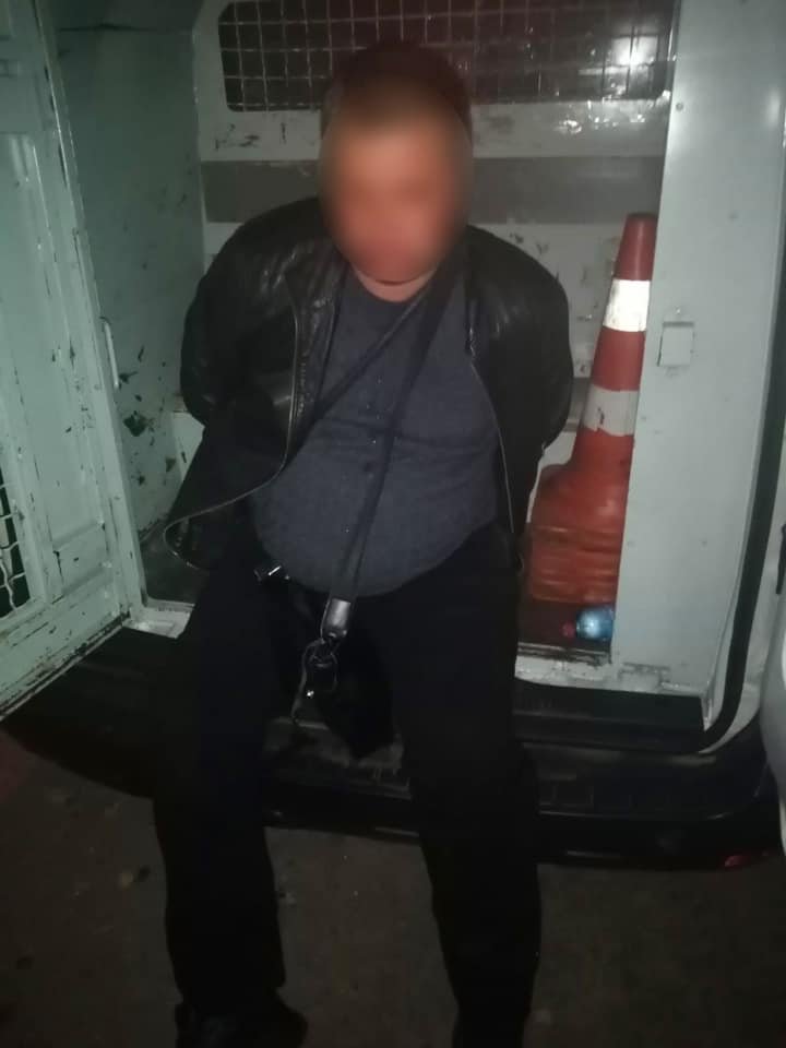 В больнице под Киевом мужчина угрожал пистолетом медикам: видео с камер 2