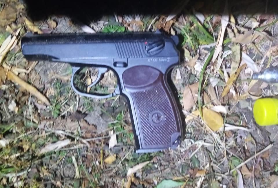 В больнице под Киевом мужчина угрожал пистолетом медикам: видео с камер 1
