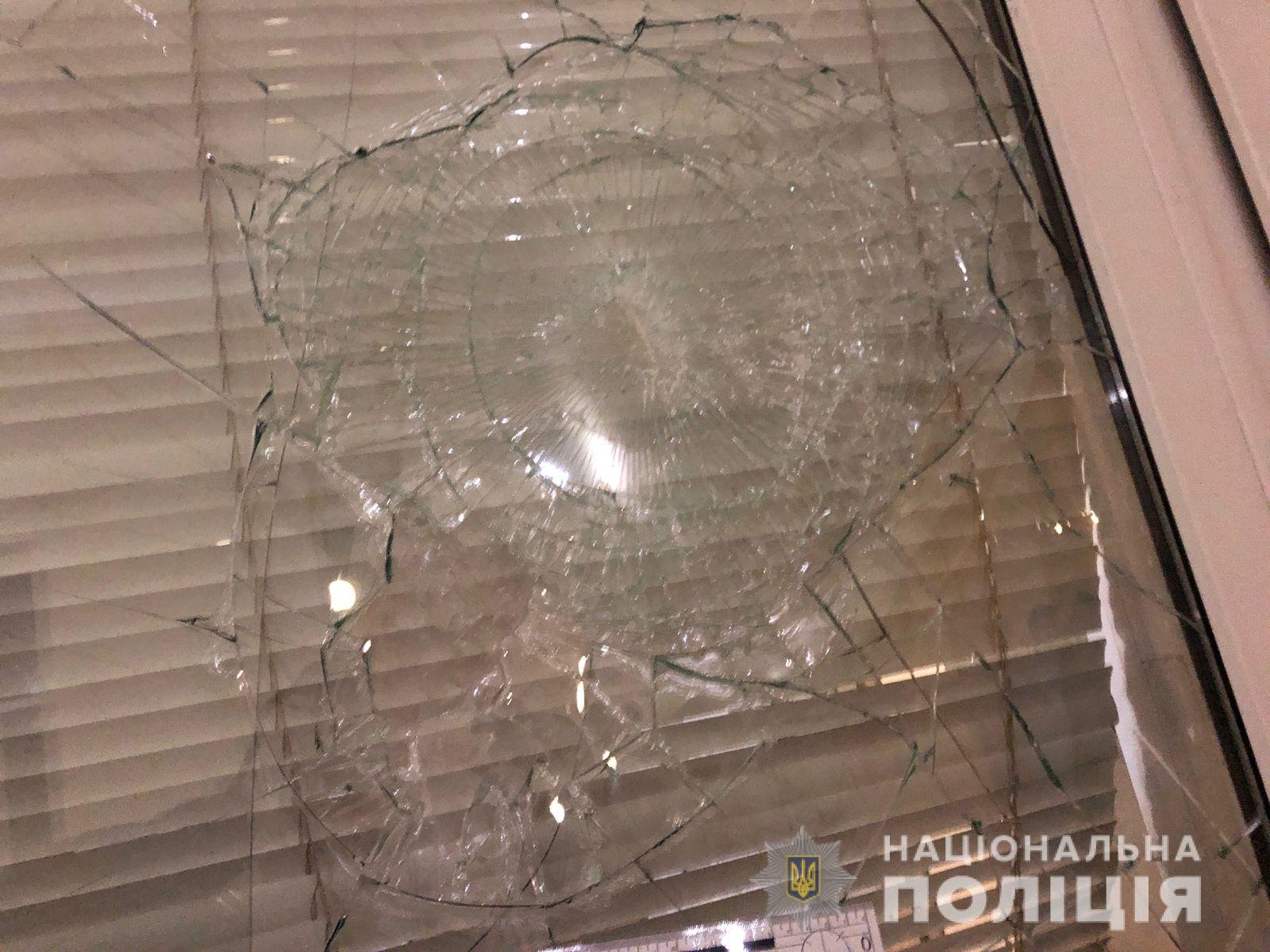 Побив та пограбував касирку: на Закарпатті хлопець розгромив залізничний вокзал 1