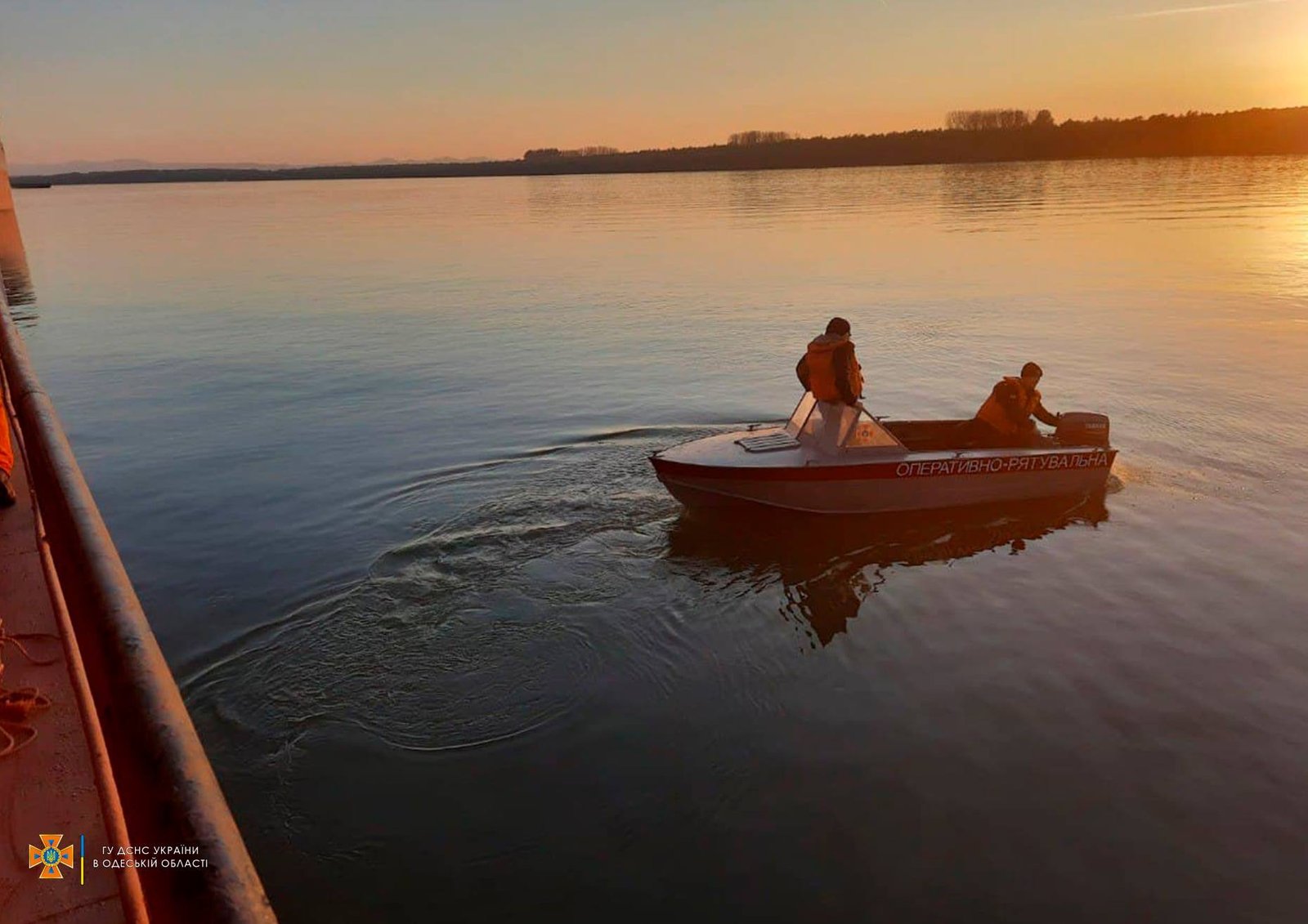 В Одесской области моряк упал с судна в воду: его ищут спасатели и водолазы 3