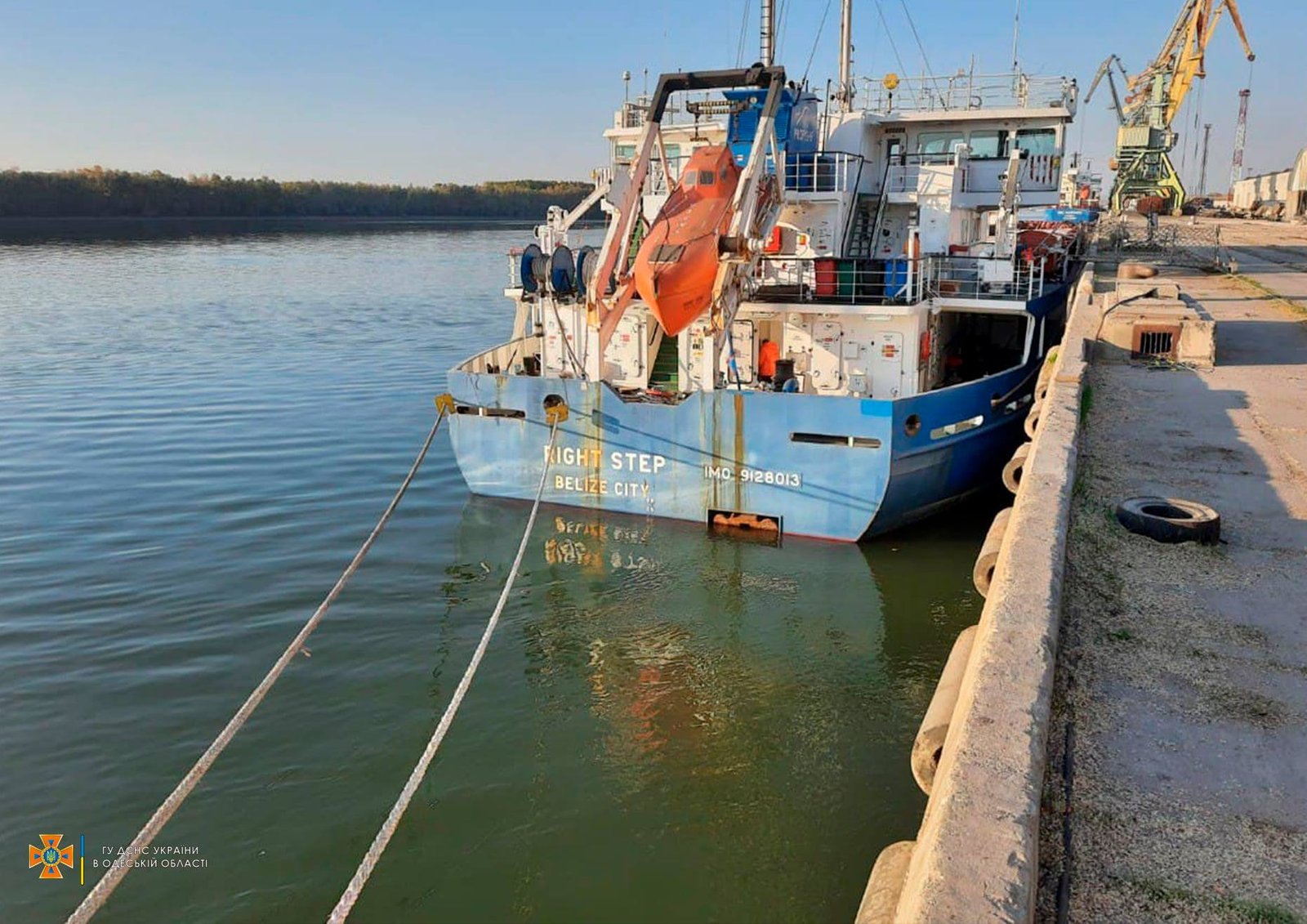 В Одесской области моряк упал с судна в воду: его ищут спасатели и водолазы 1