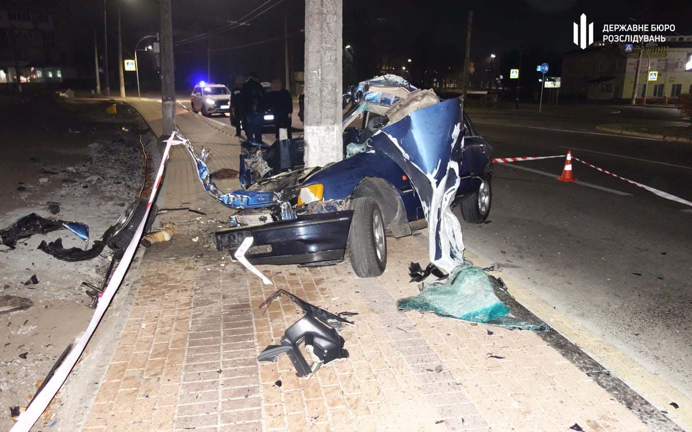 Под Киевом пьяный полицейский на Ford влетел в столб: погиб 19-летний парень 1