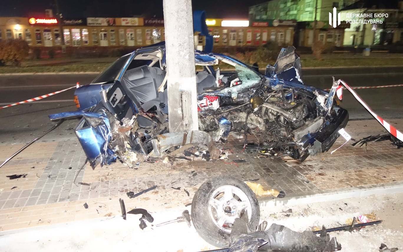 Под Киевом пьяный полицейский на Ford влетел в столб: погиб 19-летний парень 2