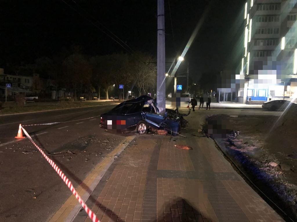 Под Киевом пьяный полицейский на Ford влетел в столб: погиб 19-летний парень 3