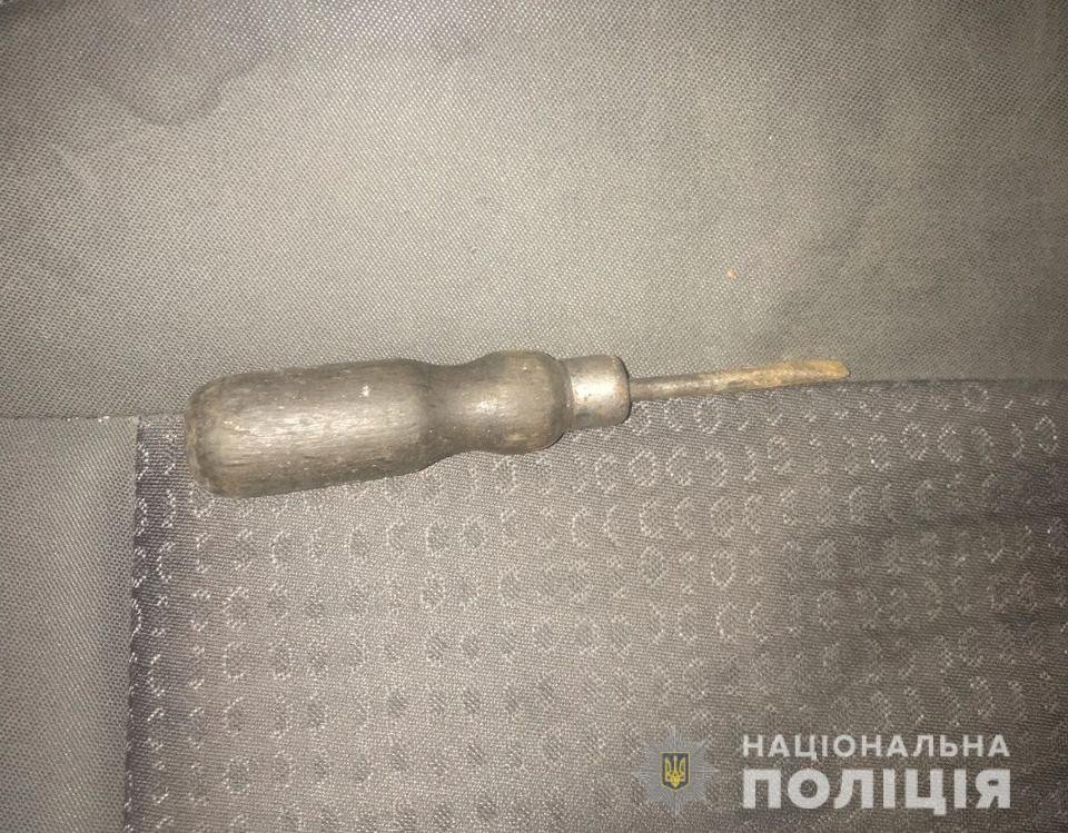 В Черновицкой области таксист вонзил отвёртку в пассажира и уехал 1