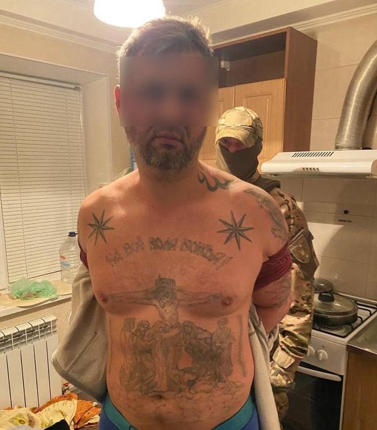 Врывались в дома, связывали хозяев и выносили наличку: в Киевской области задержали банду вооружённых грабителей из РФ 3