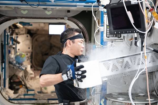 В NASA показали, как живут космонавты на МКС 5
