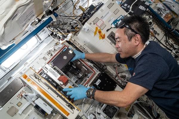 В NASA показали, как живут космонавты на МКС 10