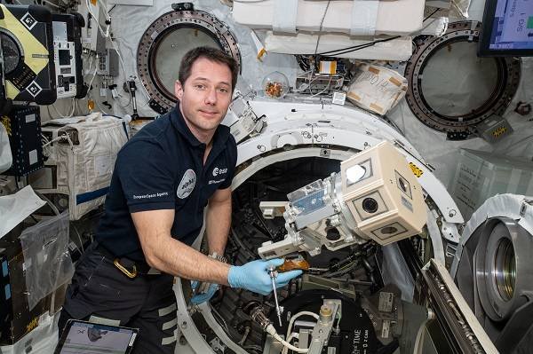 В NASA показали, как живут космонавты на МКС 19