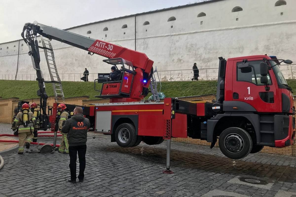 Пожежа у Києво-Печерській лаврі у Києві: горить майстерня з розпису ікон 1