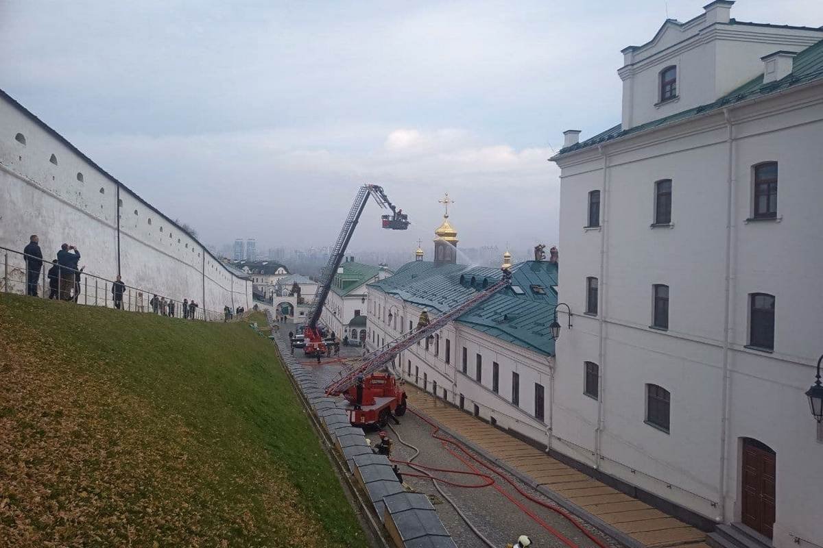 Пожежа у Києво-Печерській лаврі у Києві: горить майстерня з розпису ікон 2