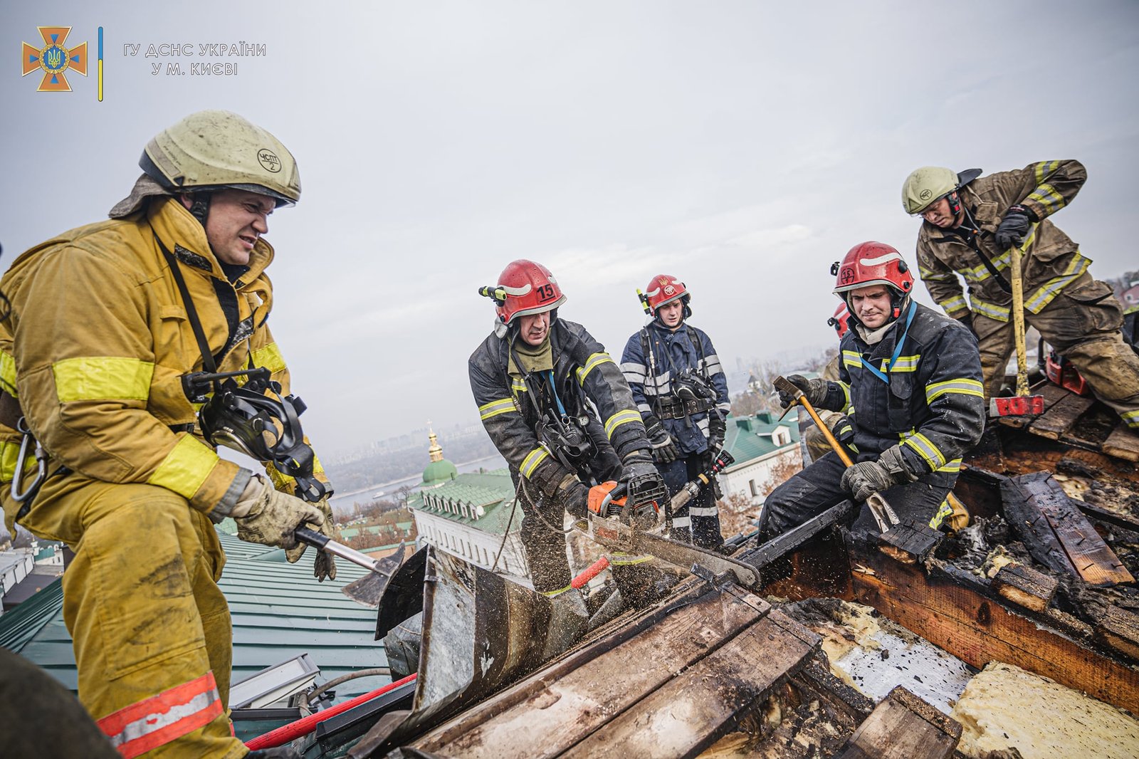На пожежі в Києво-Печерській лаврі постраждали троє людей 6