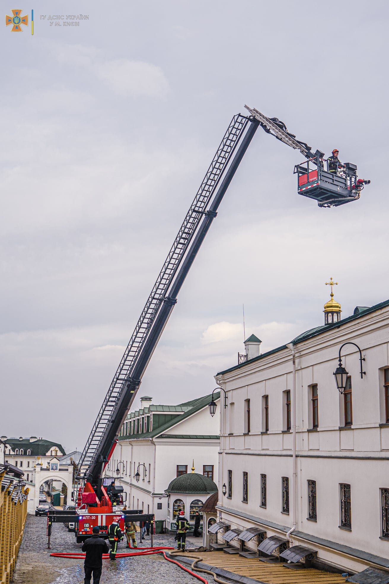 На пожежі в Києво-Печерській лаврі постраждали троє людей 16